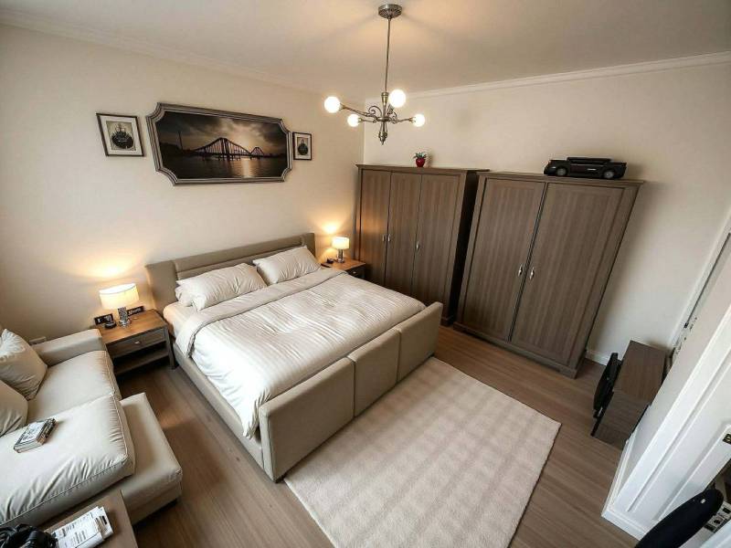 ☎️ 0918197701- Na predaj starší rodinný dom vhodný na kompletnú presta - Spálňa v rodinnom dome s posteľou, podlahou s dreveným dekorom a drevenými skriňami.