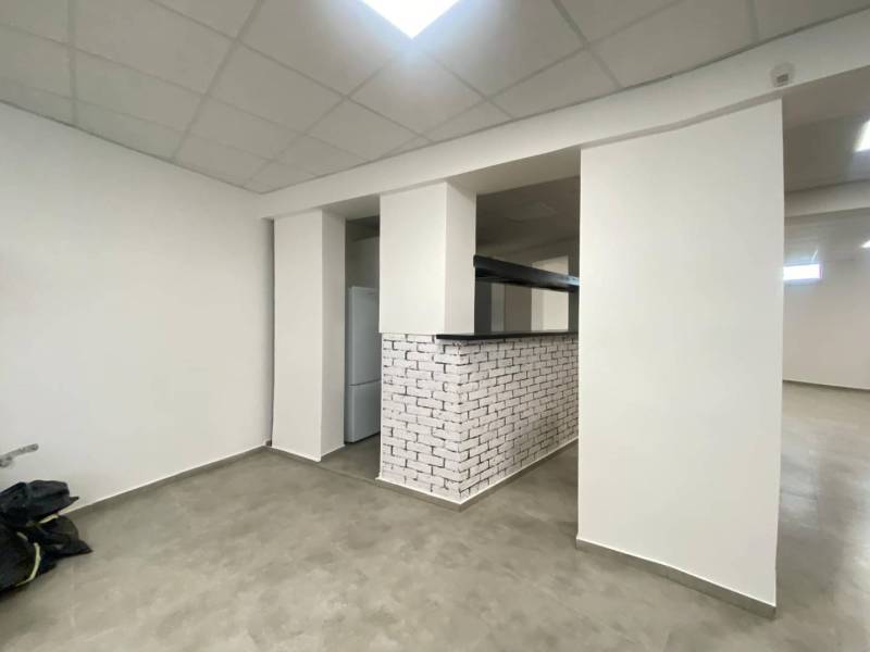 ☎️ 0918197701-Na prenájom väčší obchodný priestor 230 m² v suteréne v  - Interiér obchodných priestorov s tehlovým obkladom a zamaskovanou chladničkou.