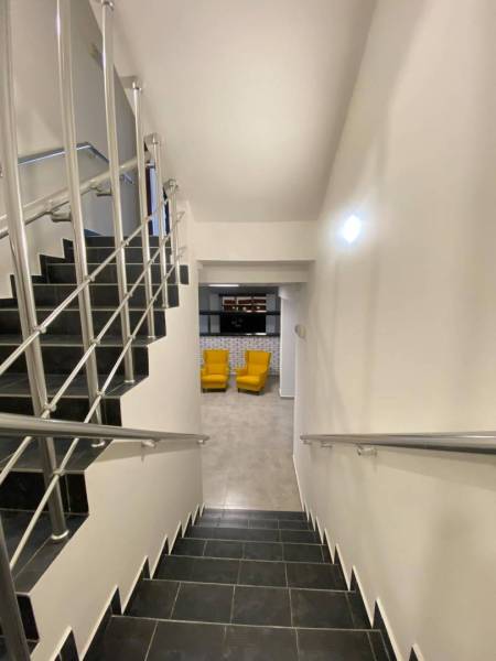 ☎️ 0918197701-Na prenájom väčší obchodný priestor 230 m² v suteréne v  - Schodisko vedúce do miestnosti s dvoma žltými kreslami v obchodných priestoroch.