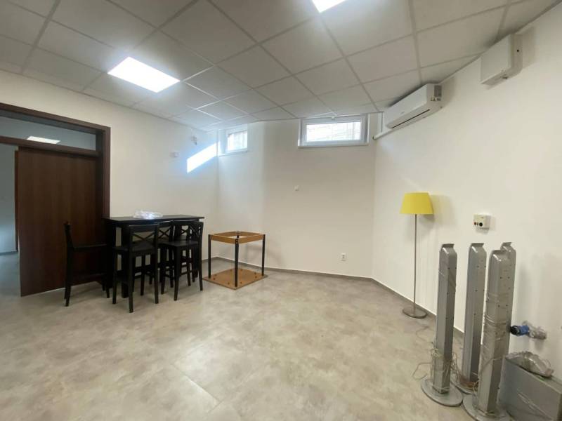 ☎️ 0918197701-Na prenájom väčší obchodný priestor 230 m² v suteréne v  - Interiér obchodných priestorov so stolíkom, stoličkami, žltou lampou a klimatizáciou.