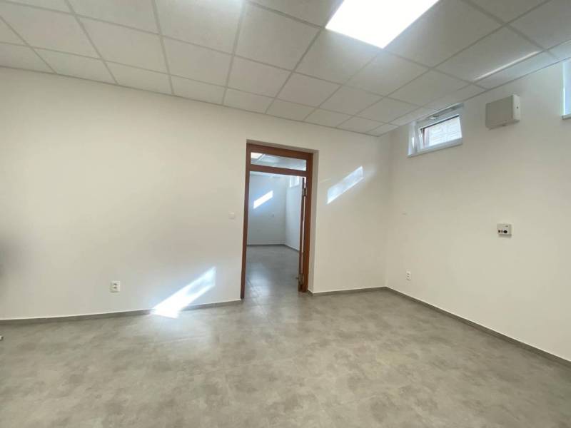 ☎️ 0918197701-Na prenájom väčší obchodný priestor 230 m² v suteréne v  - Obchodné priestory s bielymi stenami a svetlou dlažbou.