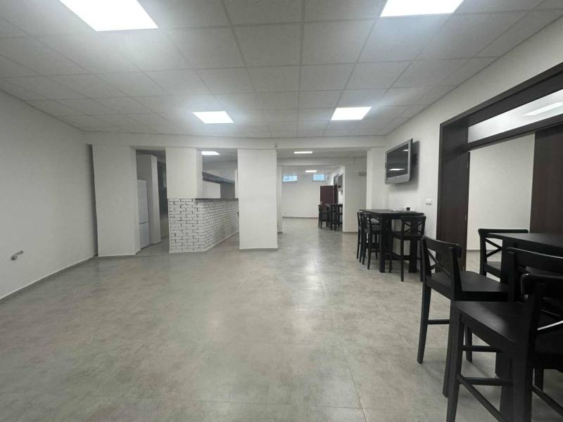 ☎️ 0918197701-Na prenájom väčší obchodný priestor 230 m² v suteréne v  - Obchodné priestory s bielymi stenami, stropnými svetlami a tmavým sedením.