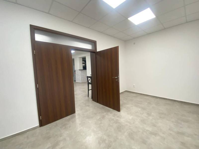 ☎️ 0918197701-Na prenájom väčší obchodný priestor 230 m² v suteréne v  - Otvorené dvere v obchodných priestoroch s podlahou a bielymi stenami.