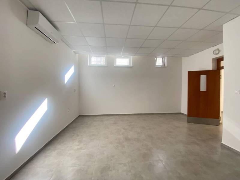 ☎️ 0918197701-Na prenájom väčší obchodný priestor 230 m² v suteréne v  - Prázdna miestnosť v obchodných priestoroch so svetlými stenami a dlažbou.