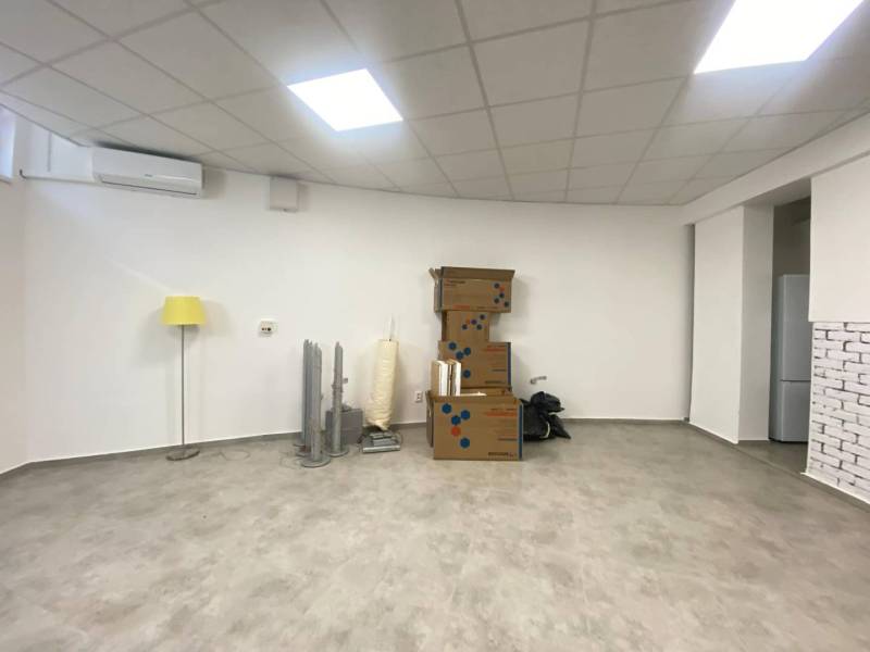 ☎️ 0918197701-Na prenájom väčší obchodný priestor 230 m² v suteréne v  - Interiér obchodných priestorov s krabicami, žltou lampou a podlahou s dreveným dekorom.