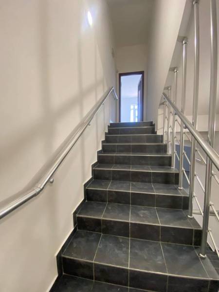 ☎️ 0918197701-Na prenájom väčší obchodný priestor 230 m² v suteréne v  - Schody s tmavými dlaždicami a nerezovým zábradlím v obchodných priestoroch.