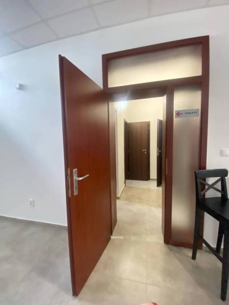 ☎️ 0918197701-Na prenájom väčší obchodný priestor 230 m² v suteréne v  - Otvorené dvere vedú do chodby s označením toaliet v obchodných priestoroch.