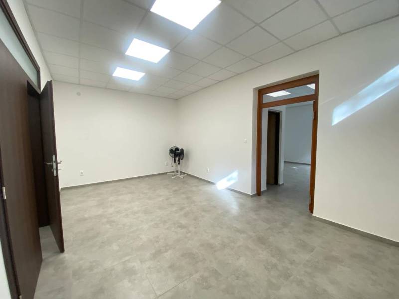 ☎️ 0918197701-Na prenájom väčší obchodný priestor 230 m² v suteréne v  - Interiér obchodných priestorov s dlažbou, bielymi stenami a stropným osvetlením.