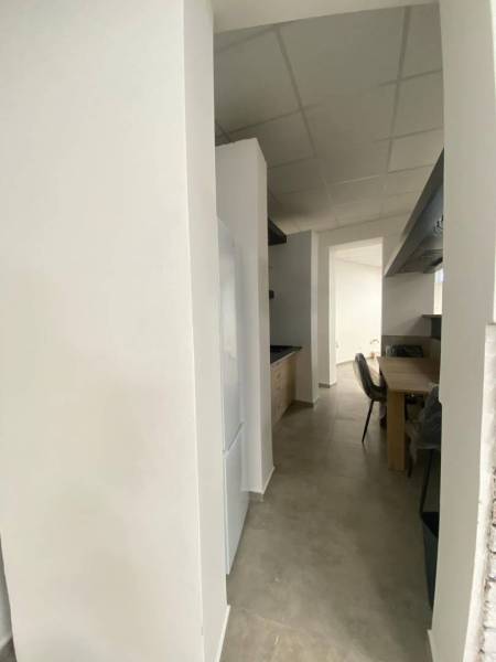 ☎️ 0918197701-Na prenájom väčší obchodný priestor 230 m² v suteréne v  - Úzky interiér obchodných priestorov s kuchynským zariadením a jedálenským stolom.