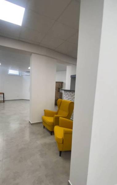 ☎️ 0918197701-Na prenájom väčší obchodný priestor 230 m² v suteréne v  - Žlté kreslá v obchodných priestoroch, s bielymi stenami a svetlou podlahou.