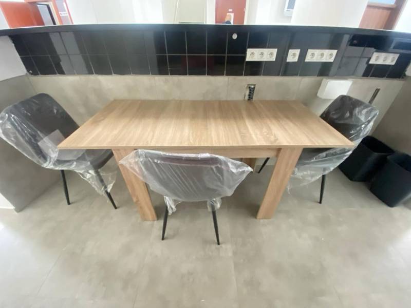 ☎️ 0918197701-Na prenájom väčší obchodný priestor 230 m² v suteréne v  - Stôl s podlahou s dreveným dekorom a stoličkami v obchodných priestoroch.