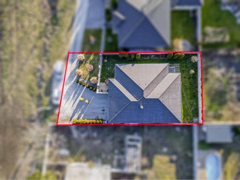 ☎️ 0918197701- 296 900, - € Znížená cena   !!!Na predaj krásny, štýlov - Pohľad zhora na pozemok rodinného domu vo Veľkých Dvorníkoch, vyznačený červenou čiarou.