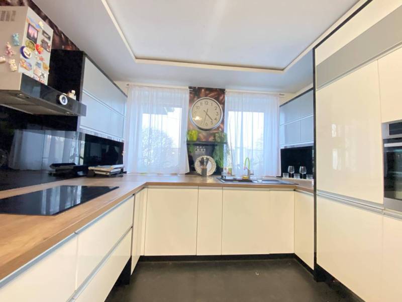 ☎️ 0918197701- 296 900, - € Znížená cena   !!!Na predaj krásny, štýlov - Moderná kuchyňa v rodinnom dome s bielymi skrinkami a veľkými hodinami nad drezom.