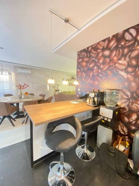 ☎️ 0918197701- 296 900, - € Znížená cena   !!!Na predaj krásny, štýlov - Kuchyňa rodinného domu s barovými stoličkami a kávovou výzdobou na stene.