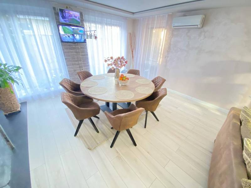 ☎️ 0918197701- 296 900, - € Znížená cena   !!!Na predaj krásny, štýlov - Jedáleň v rodinnom dome s okrúhlym stolom a podlahou s dreveným dekorom.