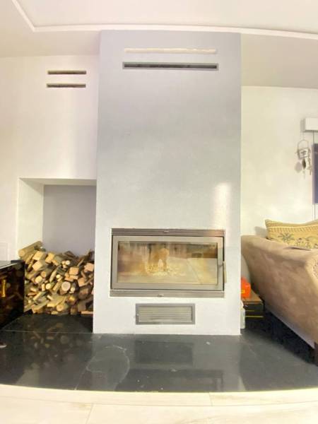 ☎️ 0918197701- 296 900, - € Znížená cena   !!!Na predaj krásny, štýlov - V rodinnom dome sa nachádza krb s drevom uloženým vedľa neho.