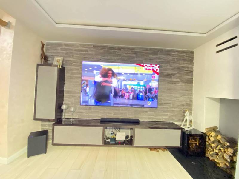 ☎️ 0918197701- 296 900, - € Znížená cena   !!!Na predaj krásny, štýlov - Obývacia izba v rodinnom dome s televízorom a úložným priestorom na drevo.