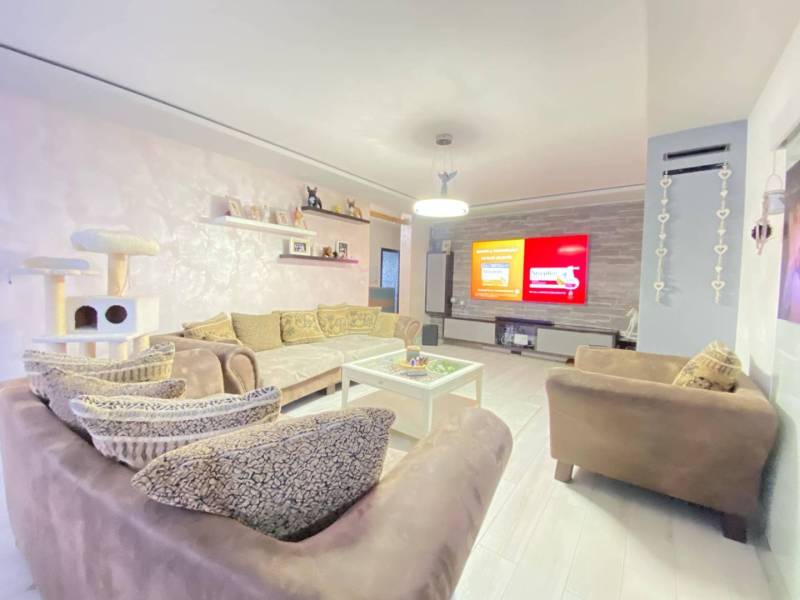 ☎️ 0918197701- 296 900, - € Znížená cena   !!!Na predaj krásny, štýlov - Obývačka v rodinnom dome s pohodlnou sedacou súpravou a podlahou s dreveným dekorom.