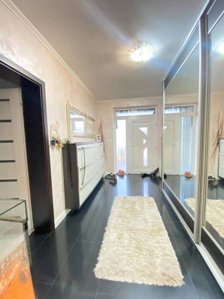 ☎️ 0918197701- 296 900, - € Znížená cena   !!!Na predaj krásny, štýlov - Chodba v rodinnom dome so zrkadlovou skriňou, bielym kobercom a čiernou podlahou.