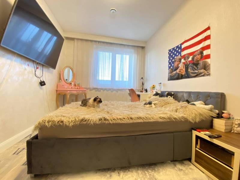 ☎️ 0918197701- 296 900, - € Znížená cena   !!!Na predaj krásny, štýlov - Spálňa v rodinnom dome s televízorom, posteľou a dekoráciami na stene.