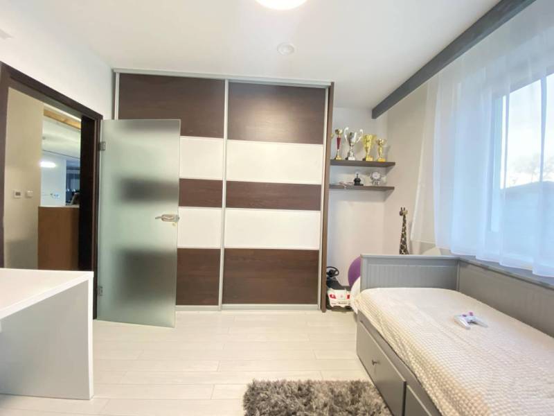 ☎️ 0918197701- 296 900, - € Znížená cena   !!!Na predaj krásny, štýlov - Detská izba v rodinnom dome s posteľou, skriňou, trofejami a podlahou s dreveným dekorom.