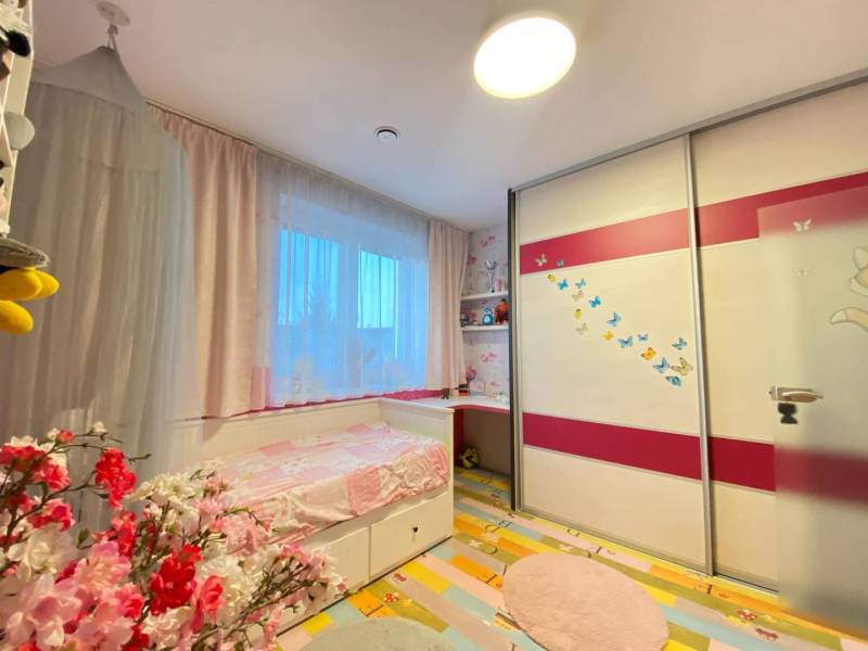 ☎️ 0918197701- 296 900, - € Znížená cena   !!!Na predaj krásny, štýlov - Detská izba s farebnou podlahou s dreveným dekorom a skriňou v Rodinnom dome.