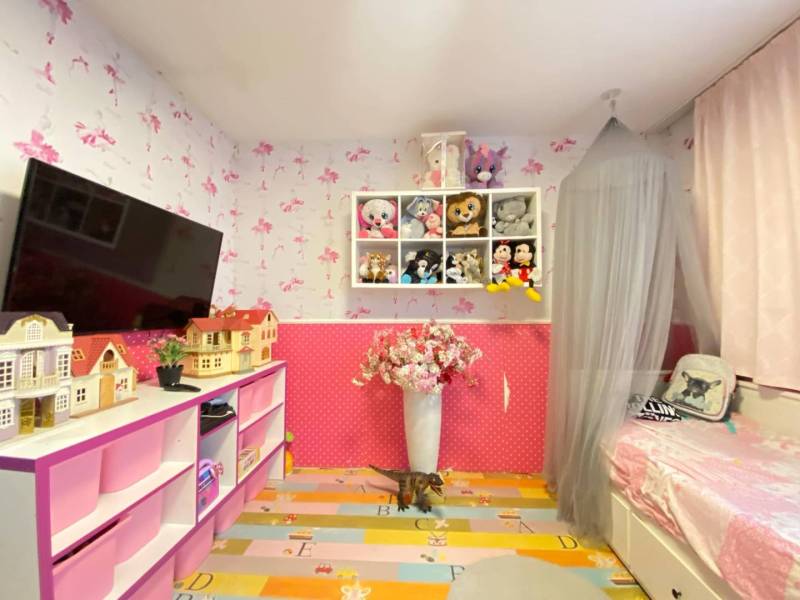 ☎️ 0918197701- 296 900, - € Znížená cena   !!!Na predaj krásny, štýlov - Detská izba s ružovými stenami, poličkami plnými hračiek a posteľou s baldachýnom.