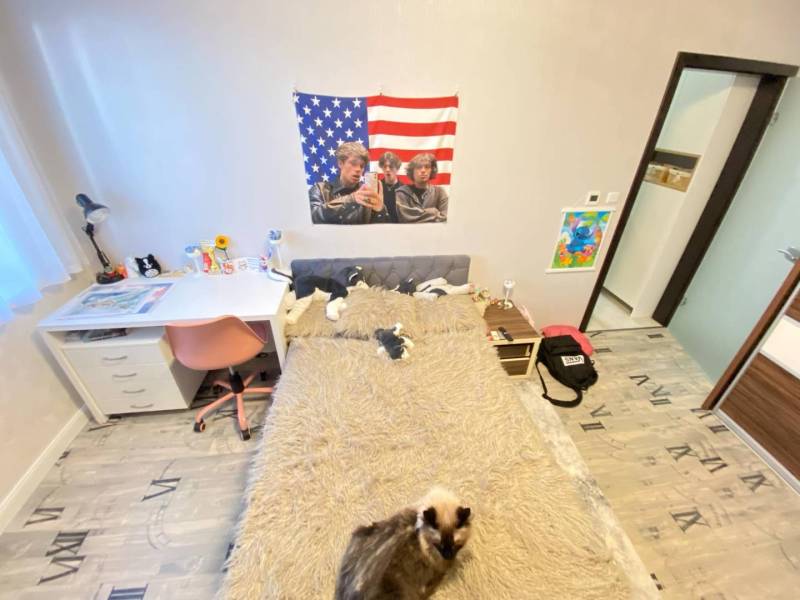 ☎️ 0918197701- 296 900, - € Znížená cena   !!!Na predaj krásny, štýlov - Detská izba s písacím stolom, podlahou s dreveným dekorom a dekoráciami na stenách v rodinnom dome.