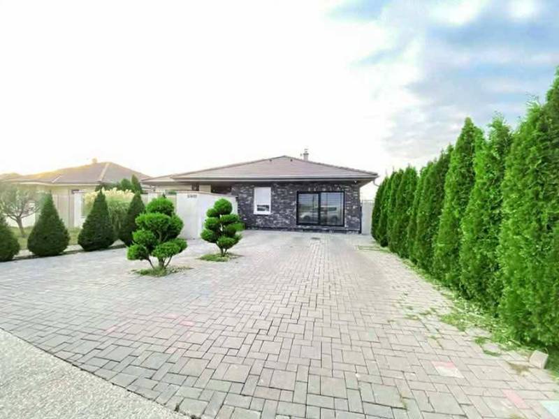 ☎️ 0918197701- 296 900, - € Znížená cena   !!!Na predaj krásny, štýlov - Rodinný dom vo Veľkých Dvorníkoch s dláždeným dvorom a upravenou živou výsadbou.