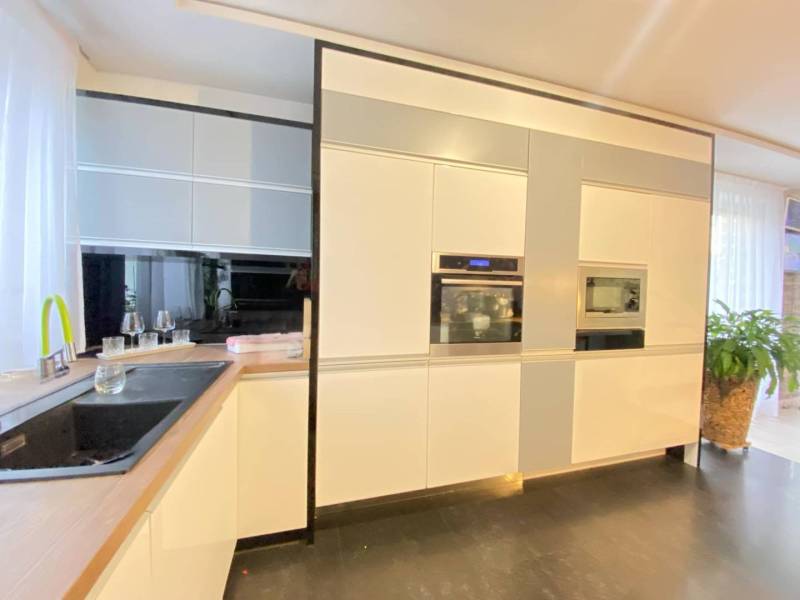 ☎️ 0918197701- 296 900, - € Znížená cena   !!!Na predaj krásny, štýlov - Kuchyňa v rodinnom dome s vstavanými spotrebičmi a podlahou s dreveným dekorom.