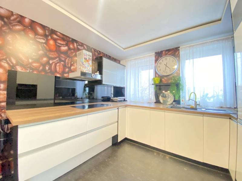 ☎️ 0918197701- 296 900, - € Znížená cena   !!!Na predaj krásny, štýlov - Kuchyňa v rodinnom dome s dekorom kávových zŕn a veľkými hodinami.