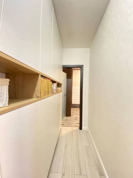 ☎️ 0918197701- 296 900, - € Znížená cena   !!!Na predaj krásny, štýlov - Úzka chodba rodinného domu so vstavanými skriňami a podlahou s dreveným dekorom.