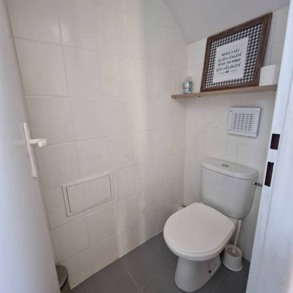 ☎️ 0918197701-PREDAJ/PRENÁJOM obchodný priestor na pešej zóne v blízko - Toaleta v obchodných priestoroch s policou a obrázkom na bielej stene.