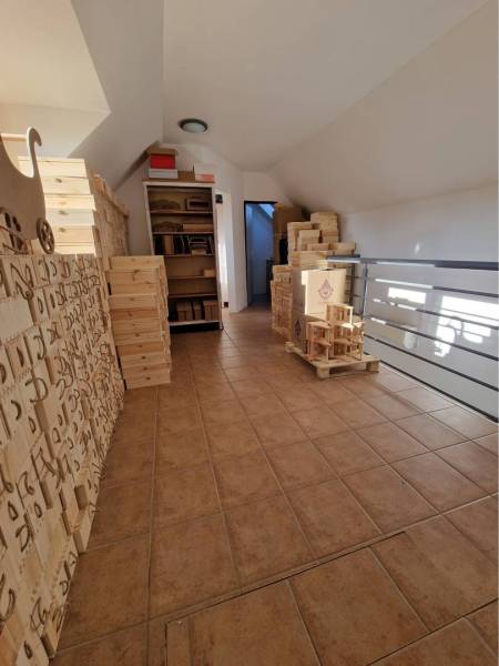 ☎️ 0918197701-PREDAJ/PRENÁJOM obchodný priestor na pešej zóne v blízko - V obchodných priestoroch sú uložené drevené krabice a police s tovarom.