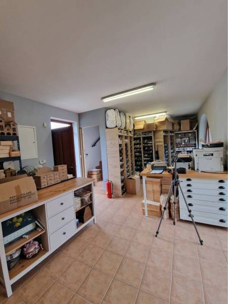 ☎️ 0918197701-PREDAJ/PRENÁJOM obchodný priestor na pešej zóne v blízko - Obchodné priestory s regálmi, krabicami a kancelárskym vybavením na dlažbe.