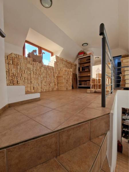 ☎️ 0918197701-PREDAJ/PRENÁJOM obchodný priestor na pešej zóne v blízko - Interiér obchodných priestorov s drevenými blokmi a regálmi na knihy a dekorácie.