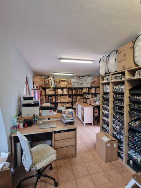 ☎️ 0918197701-PREDAJ/PRENÁJOM obchodný priestor na pešej zóne v blízko - Organizované obchodné priestory s oceľovými regálmi, pracovným stolom a množstvom zásob.