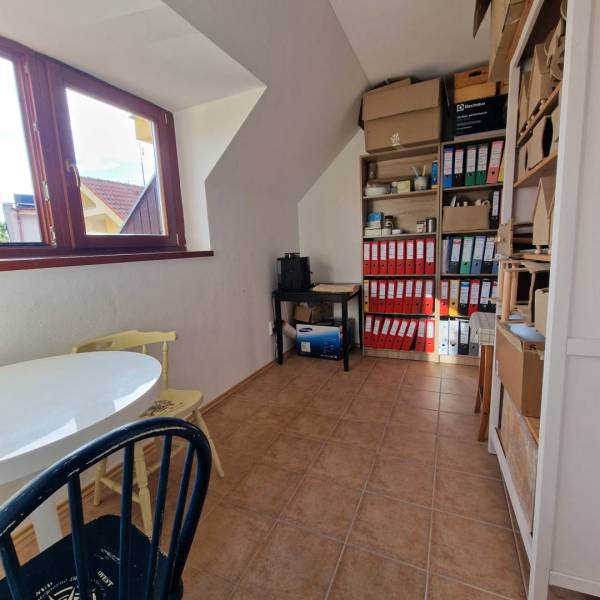 ☎️ 0918197701-PREDAJ/PRENÁJOM obchodný priestor na pešej zóne v blízko - Interiér obchodných priestorov s kartotékou, stolom a stoličkami, podlaha s dlažbou.