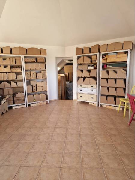 ☎️ 0918197701-PREDAJ/PRENÁJOM obchodný priestor na pešej zóne v blízko - Obchodné priestory s policami a kartónovými krabicami na dlažbe.