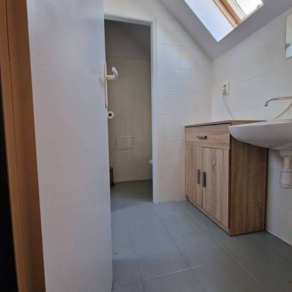 ☎️ 0918197701-PREDAJ/PRENÁJOM obchodný priestor na pešej zóne v blízko - Kúpeľňa s umývadlom a nábytkom s dreveným dekorom v obchodných priestoroch.