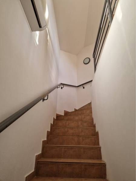 ☎️ 0918197701-PREDAJ/PRENÁJOM obchodný priestor na pešej zóne v blízko - Schodisko s hnedými dlaždicami v obchodných priestoroch a stena s klimatizáciou.