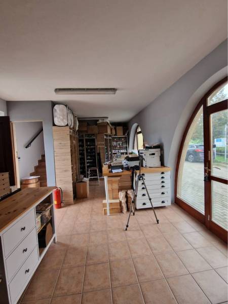 ☎️ 0918197701-PREDAJ/PRENÁJOM obchodný priestor na pešej zóne v blízko - Interiér obchodných priestorov s dlažbou, nábytkom a skladovacími regálmi.