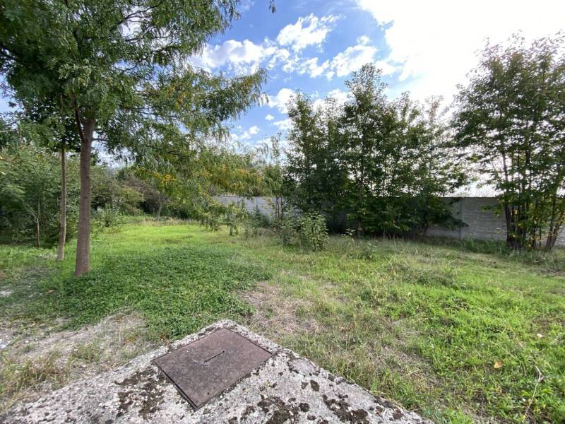 ☎️ 0918197701- Na predaj stavebný pozemok na stavbu RD v Gabčíkove / 9 - Pozemok v Gabčíkove, vhodný pre bývanie, obklopený zeleňou a stromami.