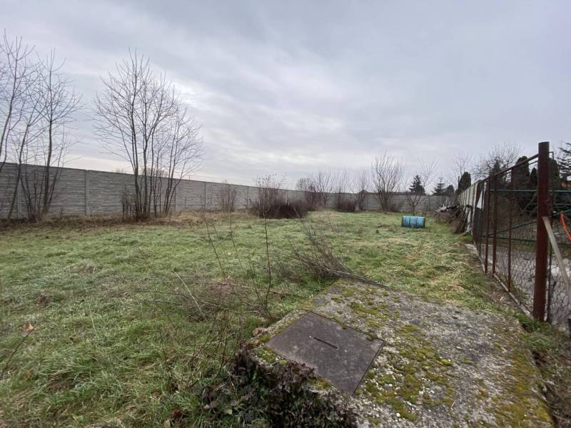 ☎️ 0918197701- Na predaj stavebný pozemok na stavbu RD v Gabčíkove / 9 - Pozemky - bývanie v Gabčíkove, zahŕňajú trávnatú plochu s plotom a stromami.