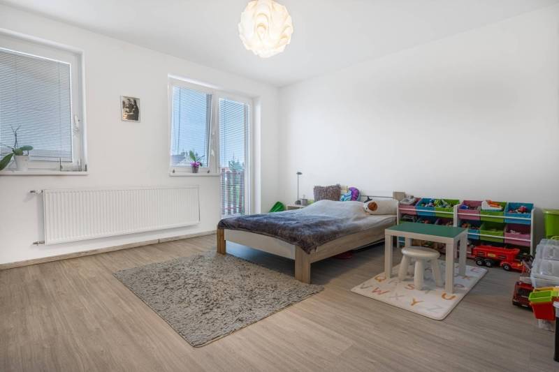 ☎️ 0918197701-Na predaj 5 izbový poschodový rodinný dom s 2 garážou v  - Detská izba v rodinnom dome s posteľou, hračkami a podlahou s dreveným dekorom.