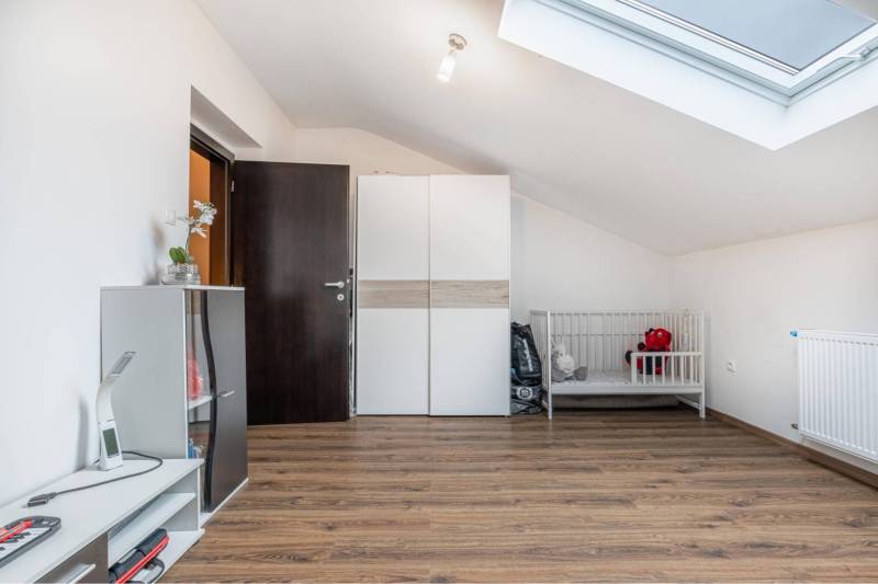 ☎️ 0918197701-Na predaj 5 izbový poschodový rodinný dom s 2 garážou v  - Detská izba v rodinnom dome s podlahou s dreveným dekorom a strešným oknom.