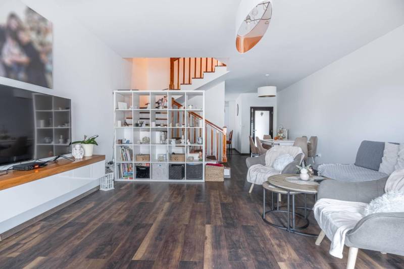 ☎️ 0918197701-Na predaj 5 izbový poschodový rodinný dom s 2 garážou v  - Obývačka v rodinnom dome s podlahou s dreveným dekorom, sedačkou a schodiskom.