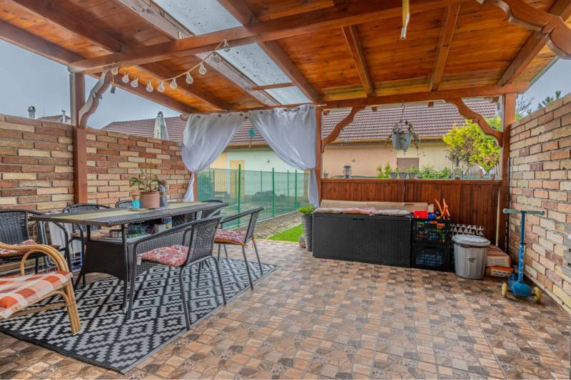 ☎️ 0918197701-Na predaj 5 izbový poschodový rodinný dom s 2 garážou v  - Terasa rodinného domu v Dunajskej Strede s vonkajším posedením a dekoratívnym prístreškom.