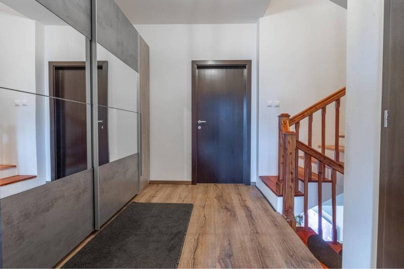 ☎️ 0918197701-Na predaj 5 izbový poschodový rodinný dom s 2 garážou v  - Vstupná hala so schodiskom, podlaha s dreveným dekorom, zrkadlová skriňa, Rodinný dom.