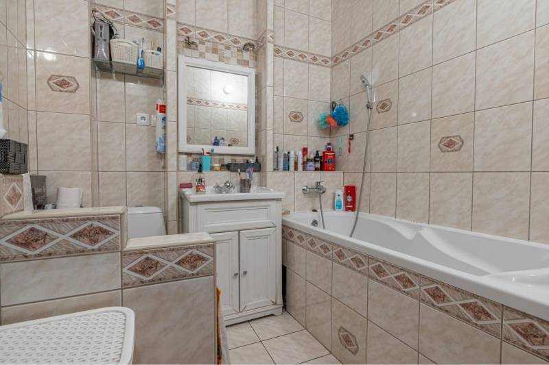 ☎️ 0918197701-Na predaj 5 izbový poschodový rodinný dom s 2 garážou v  - Kúpeľňa s vaňou a kachličkami, zrkadlom a sprchovou hlavicou v rodinnom dome.